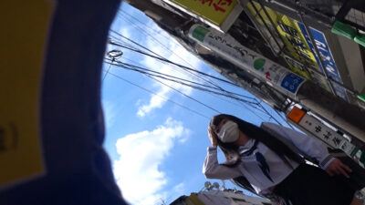 JKを盗撮中にパンチラをあえて見せてくるJKの純白パンツがめちゃヌける！