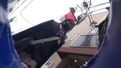 JKの挑発的なパンチラ盗撮映像を徹底レビュー電車内での刺激的な出会い！