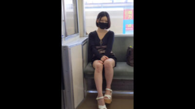 電車内での刺激的な誘惑！挑発的なパンチラ盗撮の魅力に迫る