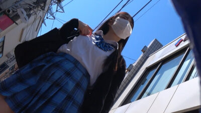 電車内での清楚なJKのパンチラ盗撮動画が話題！魅惑の三角地帯を堪能する作品レビュー