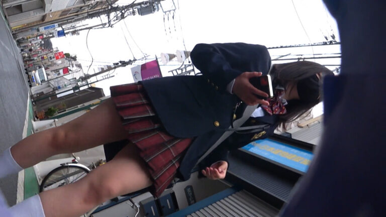 電車内での刺激的なパンチラ盗撮！制服JKの魅惑的な瞬間を徹底レビュー