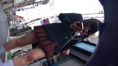 電車内での刺激的なパンチラ盗撮！制服JKの魅惑的な瞬間を徹底レビュー